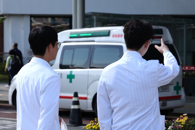서울 시내 대형병원에서 의료진이 이동하고 있다./사진= 뉴스1
