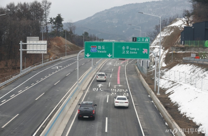  수도권 제2순환 고속도로 중 포천-조안 구간에 분홍색 색깔 유도선이 칠해져 있다. /사진=뉴시스