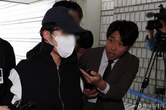 지난 8일 서울 서초구 중앙지법에 강남역 인근 건물 옥상에서 자신의 여자친구를 살해한 20대 남성이 구속 전 피의자 심문(영장실질심사)에 출석하고 있다./사진=뉴스1