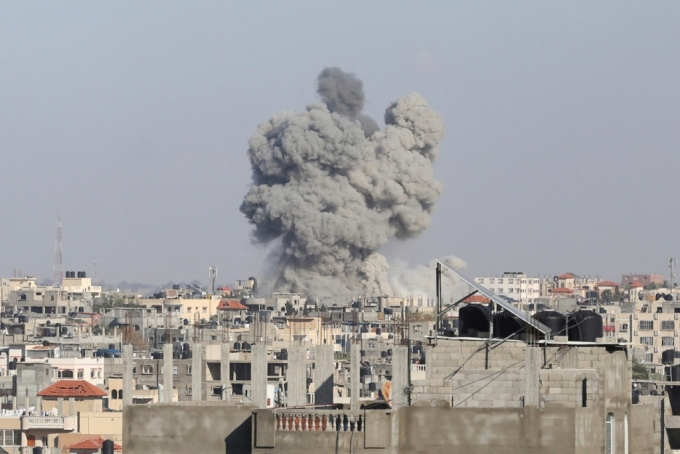 지난 6일(현지시간) 가자 지구 라파에서 포격으로 인한 연기가 피어오르고 있다./로이터=뉴스1