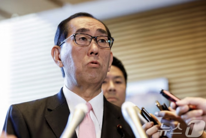 마쓰모토 다케아키 일본 총무상이 라인야후에 한국 네이버와의 자본 관계 재검토 등을 요구한 것과 관련해 &quot;네이버의 경영 참여를 박탈하기 위한 것이 아니다&quot;라고 밝혔다. /로이터=뉴스1