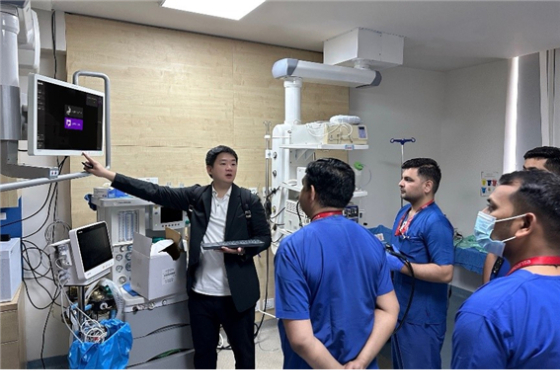 이항재 아이넥스 대표(사진 왼쪽)가 인도 구르가온 메단타병원에 AI 내시경 소프트웨어 에나드(ENAD)를 시범 설치하고 제품에 대해 설명하고 있다./사진 제공=아이넥스 