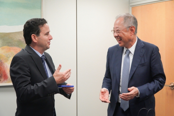 류진 한국경제인협회 회장(오른쪽)이 15일(현지시간) 미국 워싱턴 D.C에서 브라이언 샤츠 하와이 상원의원을 만나 주요현안에 대해 논의하고 한국기업에 대한 지원을 요청했다. /사진제공=한국경제인협회