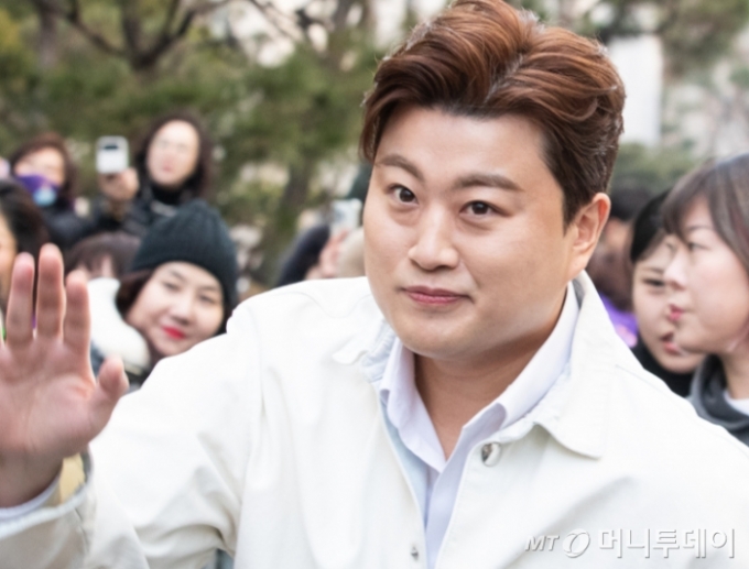 비영리단체 희망조약돌이 뺑소니 혐의로 형사 입건된 가수 김호중(32) 팬클럽으로부터 받은 기부금 전액을 반환했다. /사진=(서울=뉴스1) 유승관 기자