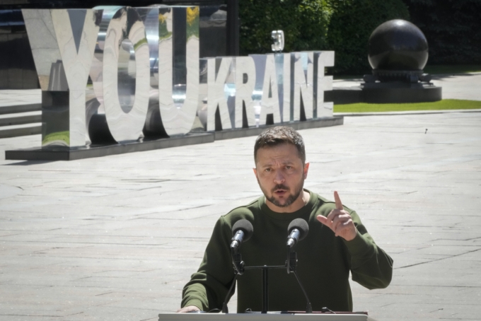 [키이우=AP/뉴시스] 볼로디미르 젤렌스키 우크라이나 대통령이 9일(현지시각) 키이우에서 로베르타 메촐라 유럽의회(EP) 의장과 공동 기자회견을 하고 있다. 2024.05.10.  