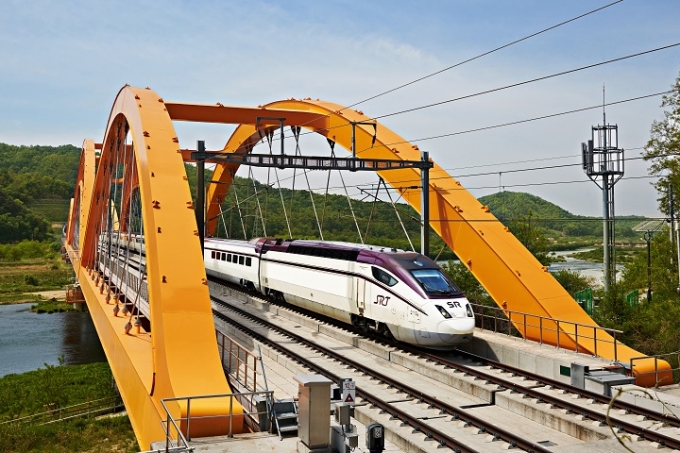 SRT 운영사 국민철도 에스알(SR)은 6월 현충일 징검다리 연휴에 SRT를 추가로 투입해 공급좌석을 확대한다고 21일 밝혔다. /사진제공=에스알