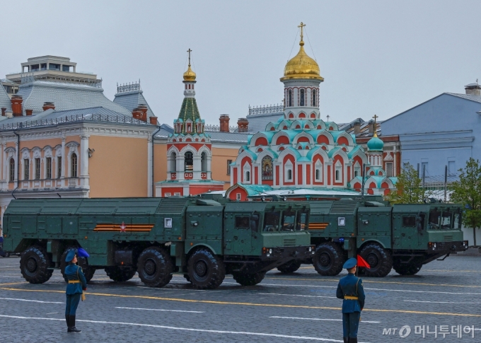 러시아군의 단거리 지대지 탄도미사일 '이스칸데르'가 9일(현지시간) 제2차 세계대전 승전 79주년을 맞아 모스크바 붉은 광장에서 열린 열병식에 모습을 드러냈다. 2024.05.09.   ⓒ 로이터=뉴스1  