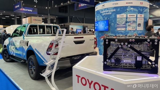 지난 13~15일 네덜란드 로테르담에서 열린 '세계 수소 서밋(World Hydrogen 2024 Summit & Exhibition) 2024'에서 일본 토요타사가 수소연료 차량을 전시했다.  /사진=김훈남 기자