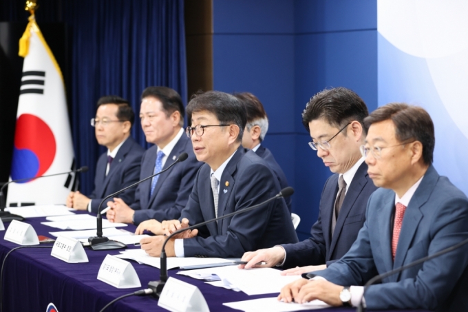 국토교통부는 22일 서울정부청사에서 '1기 선도시 선도지구 선정계획 발표' 브리핑을 열었다. 
