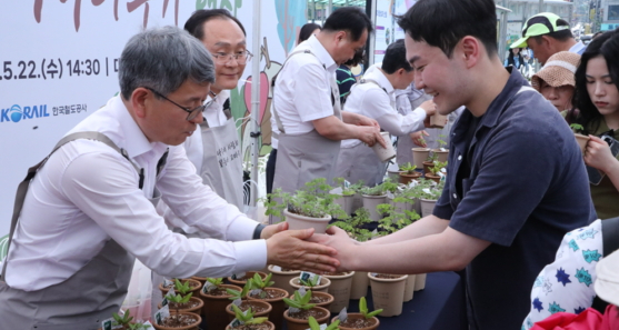 류광수 한국수목원정원관리원 이사장(왼쪽줄 첫번째)이 22일 국제 생물다양성의 날을 맞아 시민에게 자생식물을 무료로 나눠주고 있다./사진제공=한국수목원정원관리원