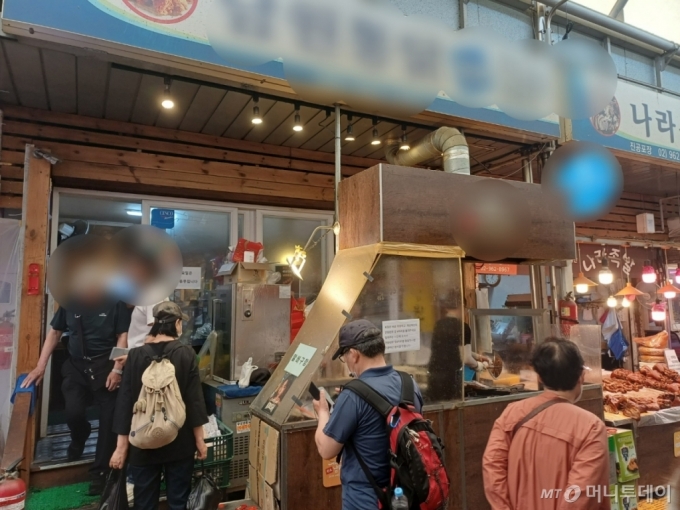 지난 22일 오전 11시쯤 서울 동대문구 청량리 통닭 골목의 한 가게 앞에 시민들이 줄을 서서 대기하고 있다./사진=오석진 기자