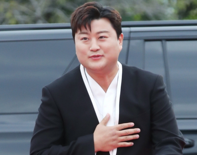 가수 김호중(32)에게 학교 폭력을 당했다는 피해자가 나타났다. /사진=(서울=뉴스1) 권현진 기자