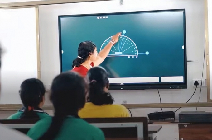 인도 오디샤주 소재 럭세와르 공립 고등학교에서 'LG 전자칠판'을 활용해 수업하는 모습. / 사진 = LG전자 제공