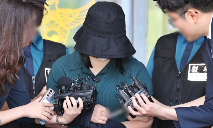 정유정이 지난해 6월 2일 부산 동래경찰서에서 검찰로 송치되고 있다./사진=뉴스1