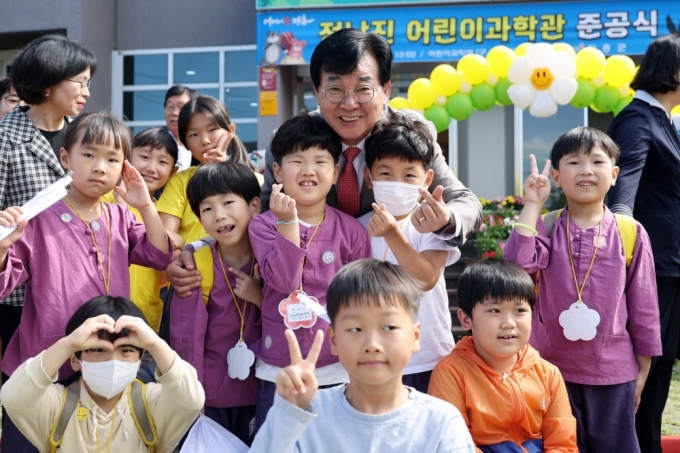 김성 장흥군수가 지난 5일 어린이날을 맞아 지역 어린이들과 함께 다양한 놀이 체험을 하며 즐거운 시간을 보냈다./사진제공=장흥군 