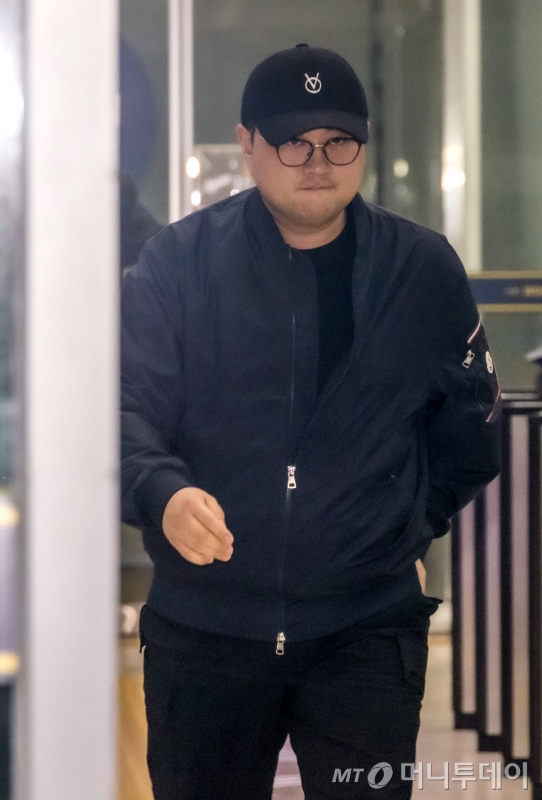 음주 뺑소니 혐의를 받는 트로트 가수 김호중이 지난 21일 오후 서울 강남구 강남경찰서에서 경찰 조사를 받은후 귀가하고 있다. /사진=뉴시스
