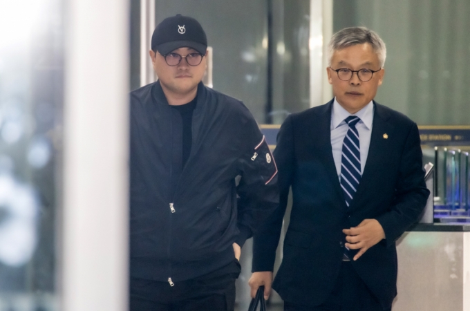 음주 뺑소니 혐의를 받는 트로트 가수 김호중이 지난 21일 오후 서울 강남구 강남경찰서에서 경찰 조사를 받은후 귀가하고 있다. /사진=뉴시스