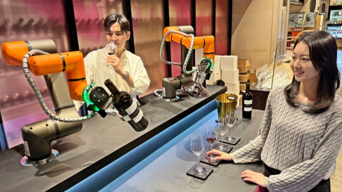지난 20일 서울 갤러리아명품관에는 고객들에게 와인 시음서비스 로봇을 선보였다. /사진제공=한화갤러리아 