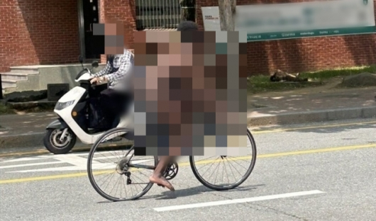 지난 22일 한 대학 캠퍼스에서 나체로 자전거를 타고 있는 외국인 유학생 모습. /사진=온라인 커뮤니티