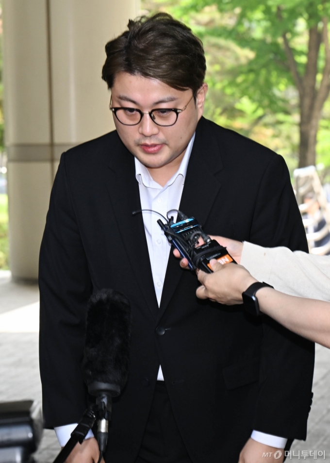 음주 운전 뺑소니 등의 혐의로 구속 영장이 청구된 가수 김호중이 영장실질심사를 받기 위해 24일 오전 서울중앙지방법원으로 들어서고 있다. /사진=이동훈 기자