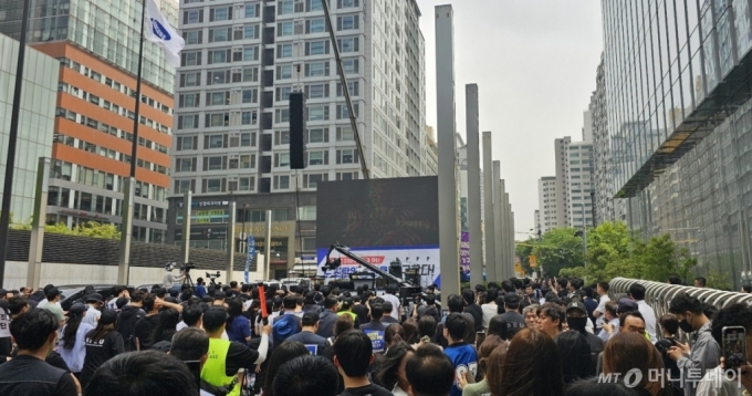 전국삼성전자노동조합(전삼노)이 24일 서울 서초구 삼성전자 사옥 앞에서 집회를 열고 있다. /사진 = 오진영 기자
