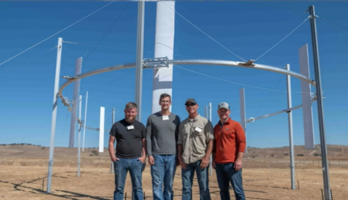 에어룸(AirLoom) 관계자들이 새로운 개념의 풍력발전 설비 앞에 포즈를 취했다./사진=에어룸 유튜브 