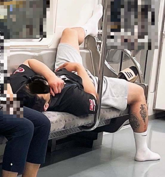 문신을 한 남성이 6호선 지하철에서 좌석 3개를 점용하고 누워 잠을 자고 있다는 사진이 올라왔다./사진=온라인 커뮤니티 캡쳐