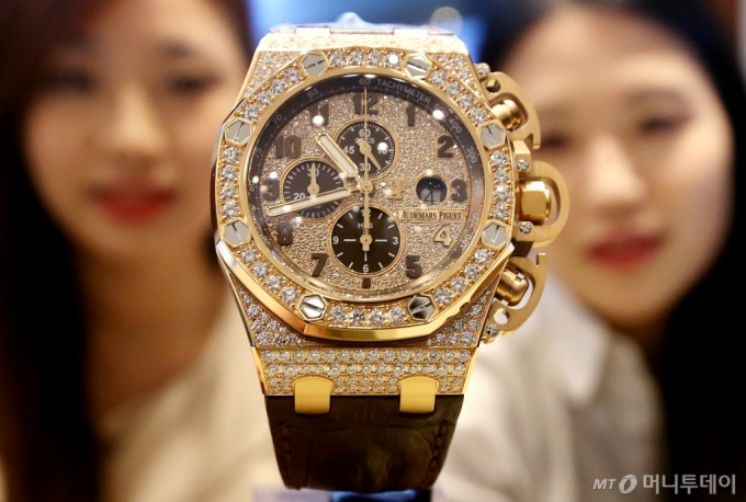 스위스 명품 시계 브랜드 오데마 피게의 '로열 오크 오프쇼어 크로노그래프'. 이 제품은 18K 핑크골드의 케이스와 총 608개의 다이아몬드가 세팅돼 가격이 2억 2500만원. 사진은 기사와 무관./사진=머니투데이 DB