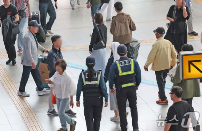 경찰이 지난 24일 오전 서울 중구 서울역 대합실에서 순찰을 하고 있다. /사진=뉴스1