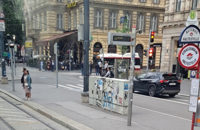 오스트리아 비엔나 도심. 황색등을 활용해 우회전 차량에도 정지예고신호를 주는 것이 이채롭다./사진=지영호 기자  
