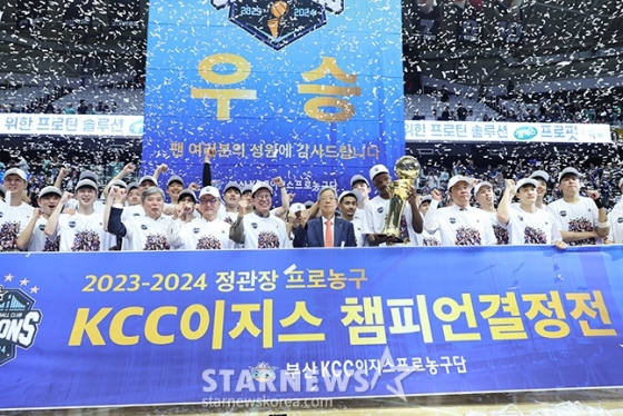 2023~2024 프로농구 챔피언결정전에서 수원 KT를 4승 1패로 물리치고 우승한 뒤 기뻐하는 부산 KCC 선수단. /사진=김진경 대기자