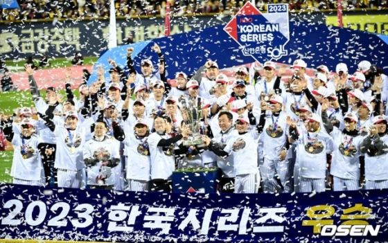 LG 선수들의 2023 프로야구 한국시리즈 우승 세리머니 모습. /사진=OSEN