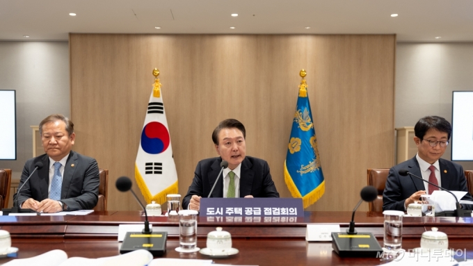 (서울=뉴스1) 이동해 기자 = 10일 오후 서울 남산에서 바라본 도심에 아파트 단지 모습이 보이고 있다.  