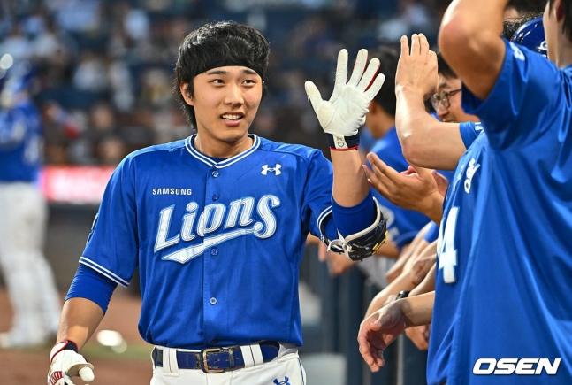 삼성 이재현이 14일 창원 NC전에서 5회 초 2점 홈런을 터트리고 있다. 