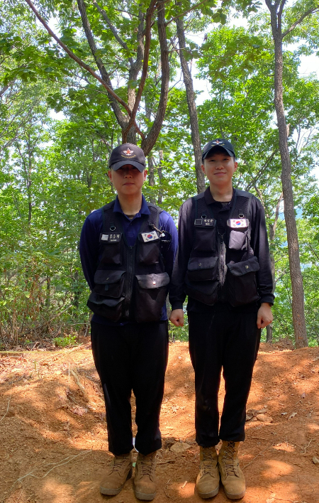 발굴병으로 자원한 홍승혁 병장(왼쪽)과 배성윤 병장(오른쪽)./사진=남형도 기자