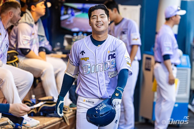 NC 박시원이 15일 창원 삼성전에서 6회 말 프로 데뷔 첫 안타를 홈런으로 기록한 후 더그아웃에서 미소를 짓고 있다. /사진=NC 다이노스 제공 