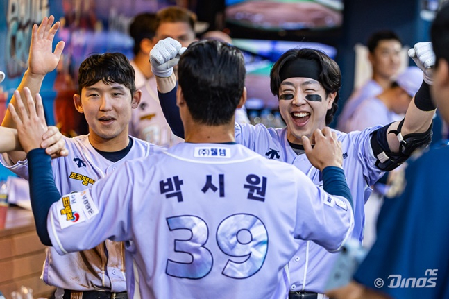 NC 박시원(가운데)이 15일 창원 삼성전에서 6회 말 프로 데뷔 첫 안타를 홈런으로 기록한 후 더그아웃에서 서호철(왼쪽)과 박건우의 축하를 받고 있다. /사진=NC 다이노스 제공 