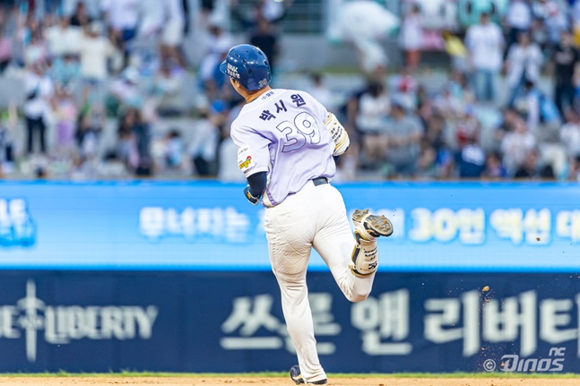 NC 박시원이 15일 창원 삼성전에서 6회 말 프로 데뷔 첫 안타를 홈런으로 기록한 후 그라운드를 돌고 있다. /사진=NC 다이노스 제공 