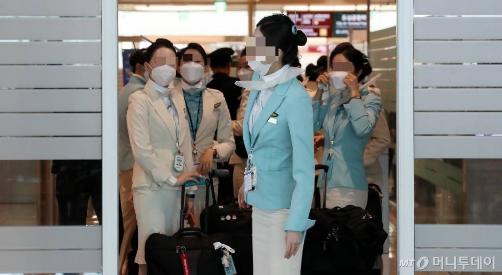 대한항공스튜어디스 몰카 영상)'속옷부터 보정 없이..' 승무원 룩북 '성 상품화 논란'